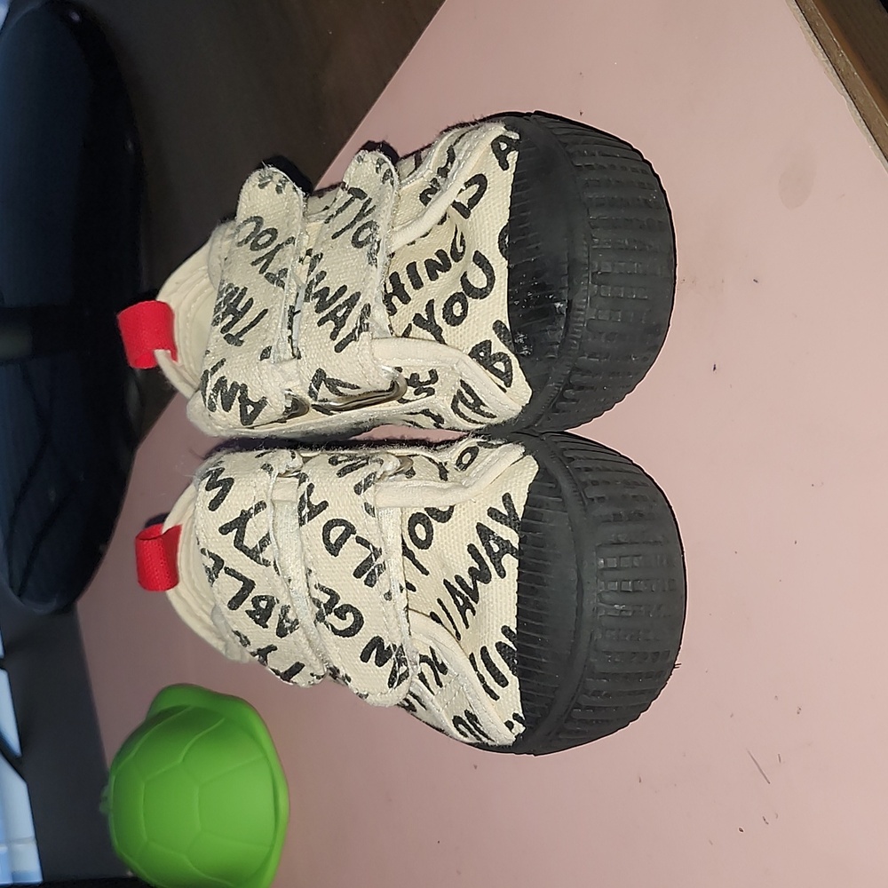 Toddler Happy NocNoc sneakers size 7